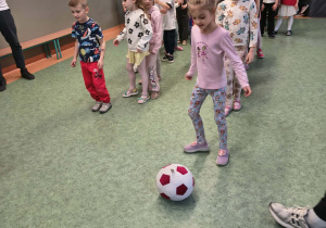 Dziewczynka przygotowuje się do strzelenia gola