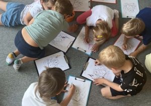 Dzieci kolorują w bibliotece przedszkolnej