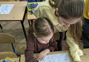 Dziewczynka rozwiązuje kartę pracy
