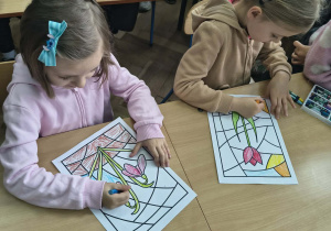 Dziewczynki kolorują wiosenne kwiaty
