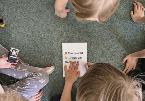 Chłopiec podpisuje prawidłowo wystawioną fakturę za zakup owoców i warzyw