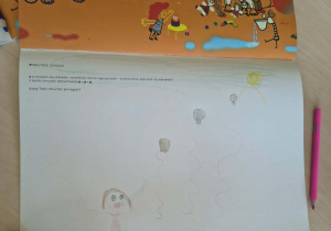 Rysunek dziecka przedstawiający wyobrażenie świata głoski i litery wokół dźwięku "p" - "p" dmuchające na balony "p-p-p"