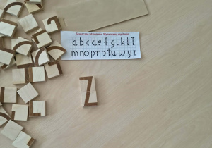 Ułożona z klocków mała litera pisana "z"