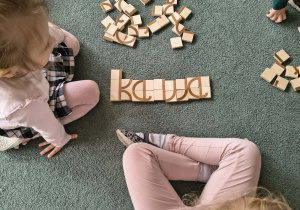 Ułożony z klocków wyraz "kawa"