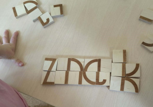 Ułożony z klocków wyraz "znak"