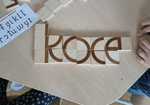 Ułożony z klocków wyraz "koce"
