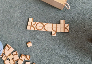 Ułożony z klocków wyraz "kocyk"