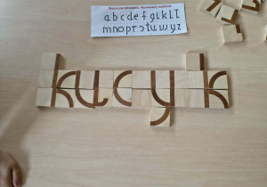 Ułożony z klocków wyraz "kucyk"