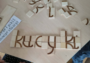 Ułożony z klocków wyraz "kucyki"