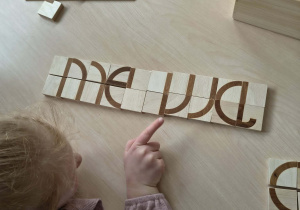 Ułożony z klocków wyraz "mewa"