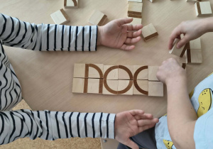 Ułożony z klocków wyraz "noc"