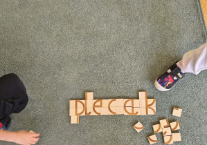 Ułożony z klocków wyraz "plecak"