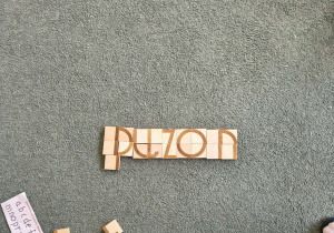 Ułożony z klocków wyraz "puzon"