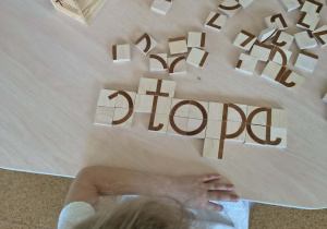 Ułożony z klocków wyraz "stopa"