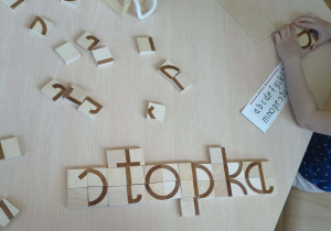 Ułożony z klocków wyraz "stopka"