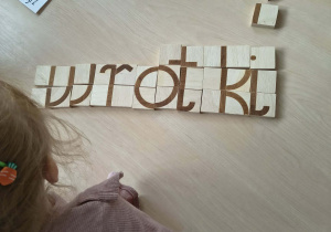Ułożony z klocków wyraz "wrotki"