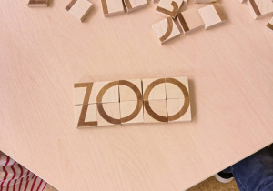 Ułożony z klocków wyraz "zoo"