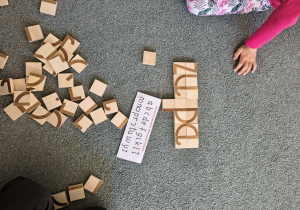 Ułożony z klocków wyraz "zupa"