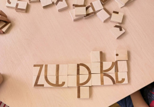 Ułożony z klocków wyraz "zupki"
