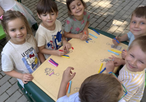 zakończenie roku w grupie- dzieci wykonują breloczki