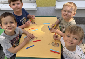 zakończenie roku w grupie- dzieci wykonują breloczki
