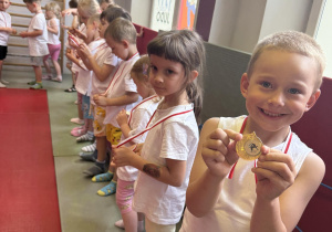 wręczenie medali za udział w zajęciach judo