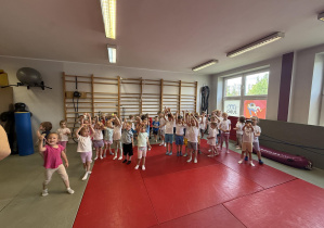 wręczenie medali za udział w zajęciach judo