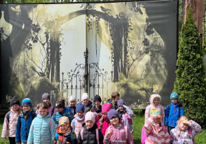 Dzieci przed wejściem do Malinowego Grodu