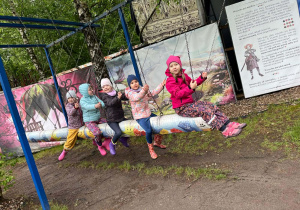 Dziewczynki na huśtawce w Krainie Podwodnego Świata