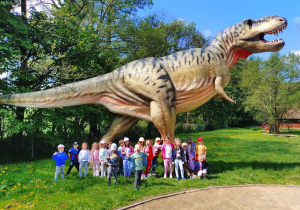 Dzieci podczas wycieczki do Dino Parku w Kołacinku