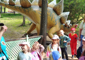 Dzieci podczas wycieczki do Dino Parku w Kołacinku