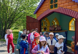 Dzieci podczas wycieczki do Dino Parku w Kołacinku