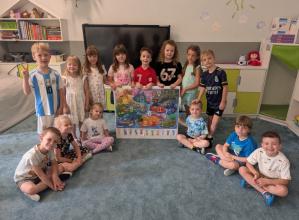Zdjęcie grupowe na zakończenie innowacji pedagogicznej "Czuciaki w Krainie Emocji"