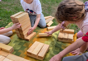 Zabawy w ogrodzie przedszkolnym z okazji Dnia Dziecka