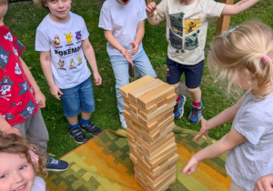 Zabawy w ogrodzie przedszkolnym z okazji Dnia Dziecka