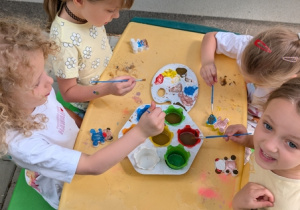 Zabawy w ogrodzie przedszkolnym z okazji Dnia Dziecka