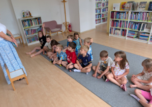Dzieci podczas zajęć w Bibliotece Ferment