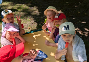 Dzieci jedzące lody z okazji Dnia Plażowicza - zakończenie roku przedszkolnego