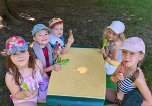Dzieci jedzące lody z okazji Dnia Plażowicza - zakończenie roku przedszkolnego