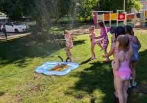 Zabawy w ogrodzie z okazji Dnia Plażowicza - zakończenie roku przedszkolnego