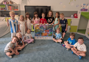 Zdjęcie grupowe na zakończenie innowacji pedagogicznej "Czuciaki w Krainie Emocji"