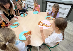 Dzieci jedzą kolację w przedszkolu
