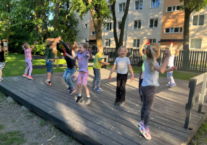 Dzieci tańczą na scenie w ogrodzie przedszkolnym