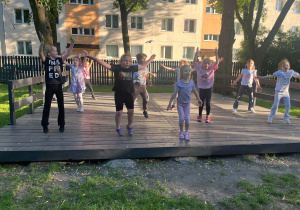 Dzieci tańczą na scenie w ogrodzie przedszkolnym