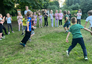Dzieci tańczą w ogrodzie przedszkolnym
