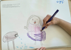 Rysunek dziecka przedstawiający wyobrażenie świata głoski i litery wokół dźwięku "j" - "Ojej! Woda się wylała!"
