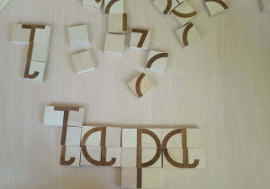 Ułożony z klocków wyraz "łapa"