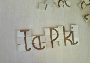 Ułożony z klocków wyraz "łapki"