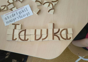 Ułożony z klocków wyraz "ławka"
