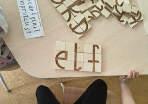 Ułożony z klocków wyraz "elf"
